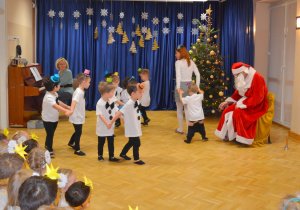 Dzieci z grupy I tańczą dla Świętego Mikołaja